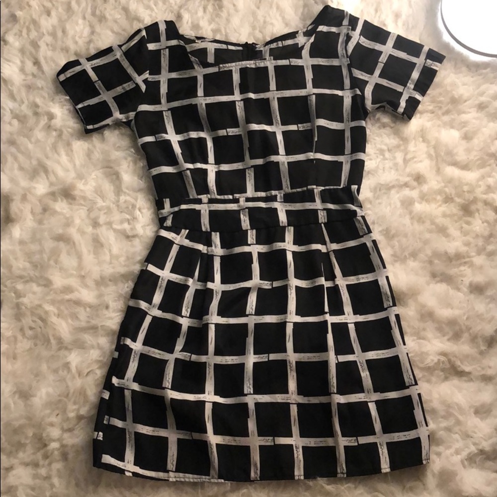 Black and white dress with pockets!